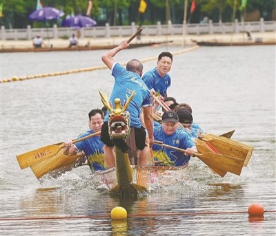 鼓聲槳聲鬧端午 賽龍觀龍滿城歡