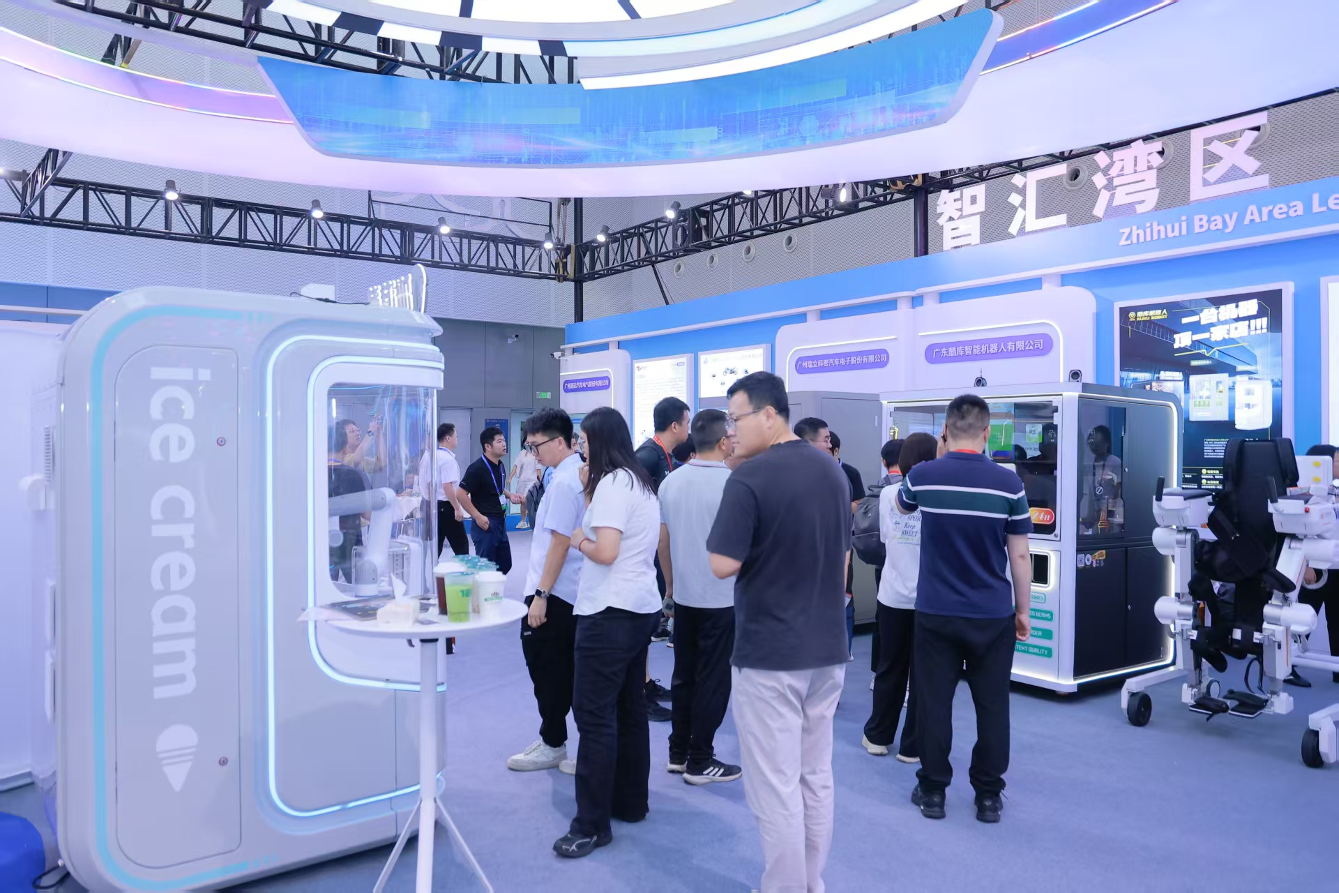 主題展區：觀展嘉賓等待廣州酷庫智能機器人有限公司冰淇淋機器人現場制作的冰淇淋.png