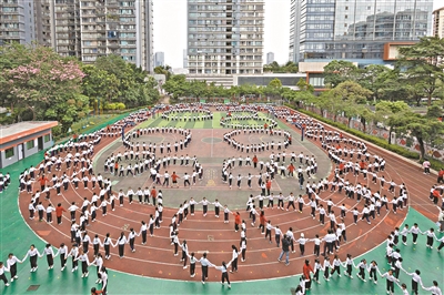 廣州學(xué)校通過“1節(jié)體育課+40分鐘大課間+15分鐘微課間”模式保障學(xué)生每日運(yùn)動兩小時