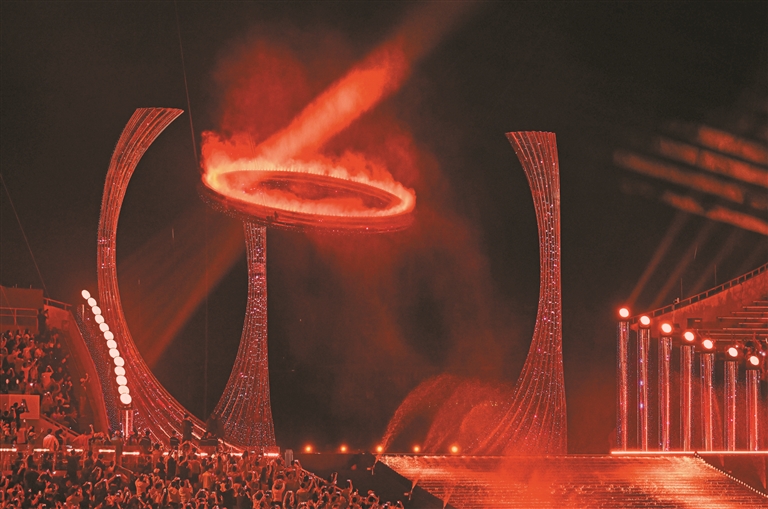 水火之融 三地火炬手踏浪點(diǎn)火