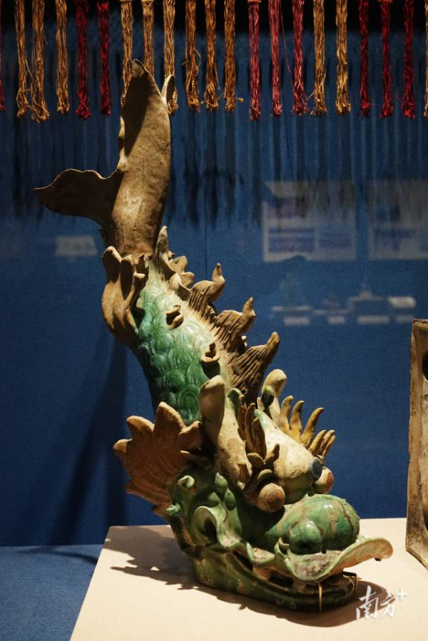 石灣窯花鳥瓜果少獅太獅瓦脊中的鰲魚構件。